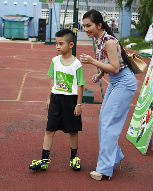 kim hien tranh thu dua con di choi truoc ngay cuoi - 3