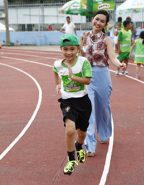 kim hien tranh thu dua con di choi truoc ngay cuoi - 5