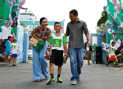 kim hien tranh thu dua con di choi truoc ngay cuoi - 8