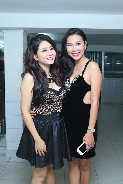 khanh ngoc sexy ben canh mc anh quan - 2