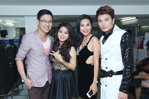 khanh ngoc sexy ben canh mc anh quan - 3