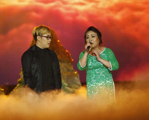 phuong vy lan dau khoe em gai tren san khau - 13