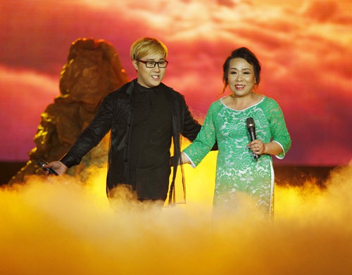 phuong vy lan dau khoe em gai tren san khau - 14
