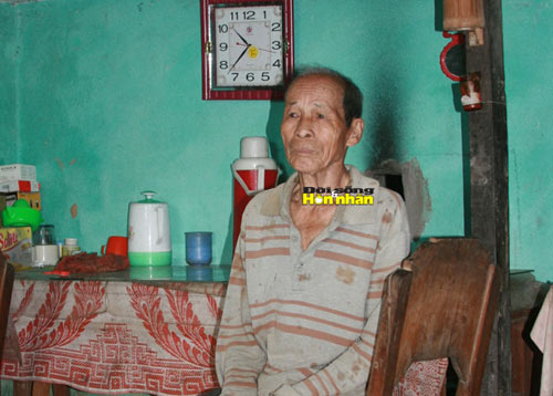 nguoi dan ong ngheo suyt mat van vi dao duoc tuong vang - 1