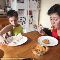 Làm mẹ - Cảm động nghị lực của cặp mẹ con không tay