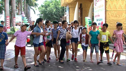 cam ly dua thi sinh ghvn di suoi tien - 2