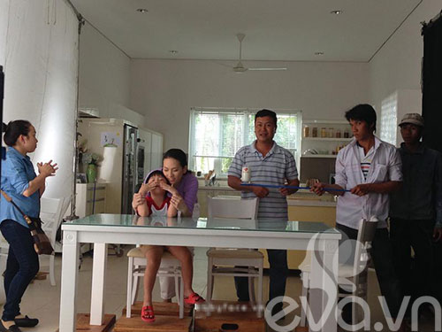 chuyen chua biet ve tre em viet di quay quang cao - 11