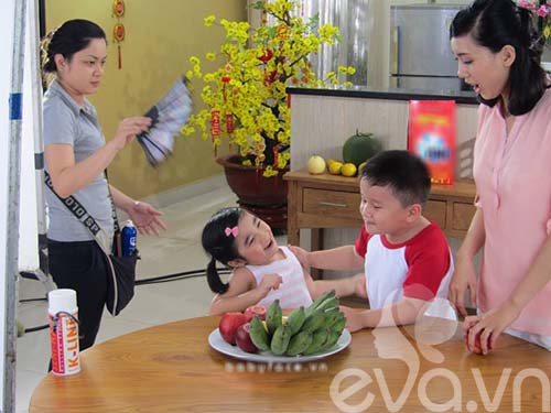 chuyen chua biet ve tre em viet di quay quang cao - 13
