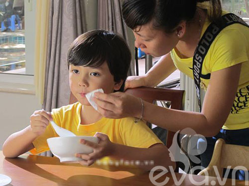 chuyen chua biet ve tre em viet di quay quang cao - 3