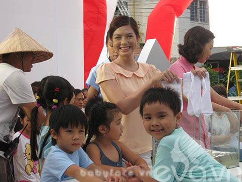 chuyen chua biet ve tre em viet di quay quang cao - 2