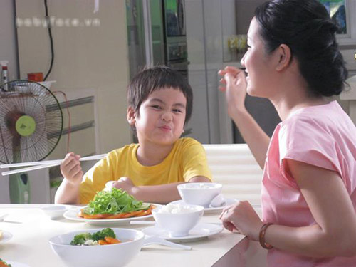 chuyen chua biet ve tre em viet di quay quang cao - 10