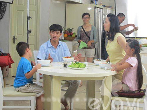 chuyen chua biet ve tre em viet di quay quang cao - 14
