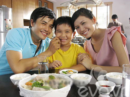 chuyen chua biet ve tre em viet di quay quang cao - 1