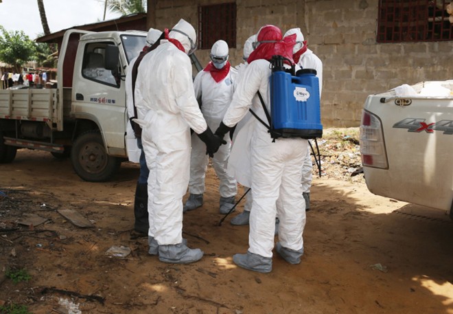 benh nhan ebola nam chung phong voi nguoi chet - 2