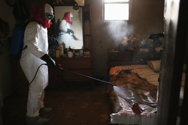 benh nhan ebola nam chung phong voi nguoi chet - 3