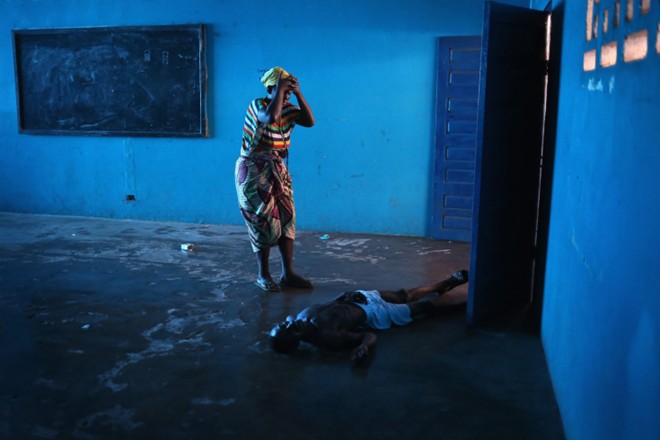 benh nhan ebola nam chung phong voi nguoi chet - 6