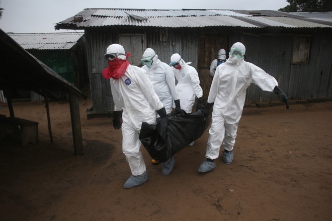 benh nhan ebola nam chung phong voi nguoi chet - 7