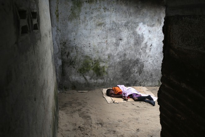 benh nhan ebola nam chung phong voi nguoi chet - 9