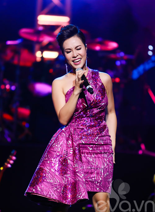 quoc trung hon uyen linh tren san khau - 7