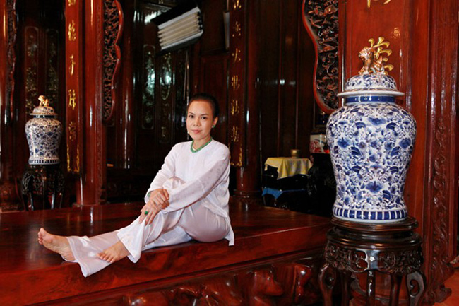 Biệt thự cổ kính, hoành tráng của Việt Hương, Chí Tài