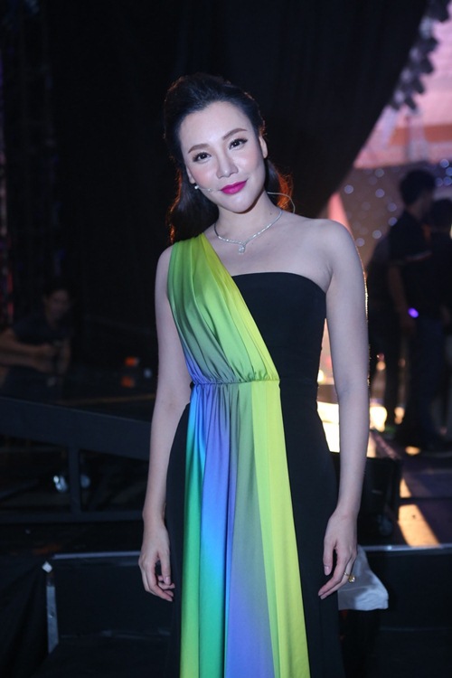ho ngoc ha khien fan tron mat voi chiec ao tao bao - 9