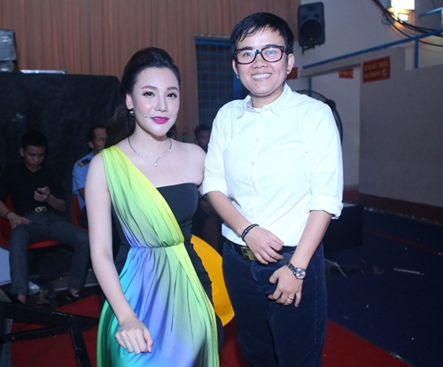 ho ngoc ha khien fan tron mat voi chiec ao tao bao - 10