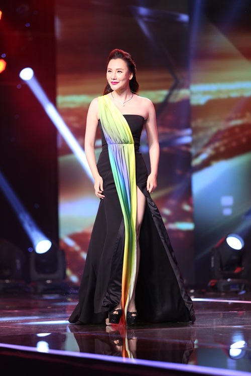 ho ngoc ha khien fan tron mat voi chiec ao tao bao - 11
