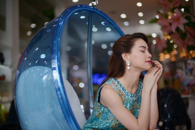 Hà Hồ đẹp như đóa hoa với thay đổi nhỏ khi make up
