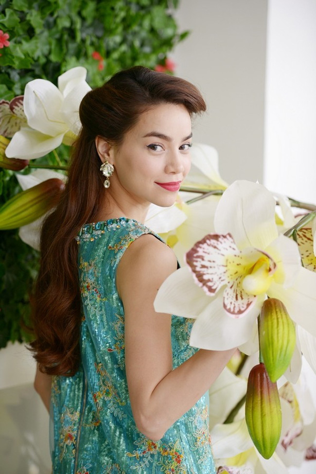 Hà Hồ đẹp như đóa hoa với thay đổi nhỏ khi make up