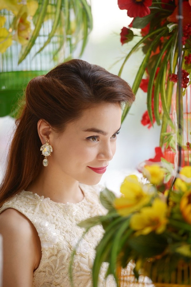 Hà Hồ đẹp như đóa hoa với thay đổi nhỏ khi make up