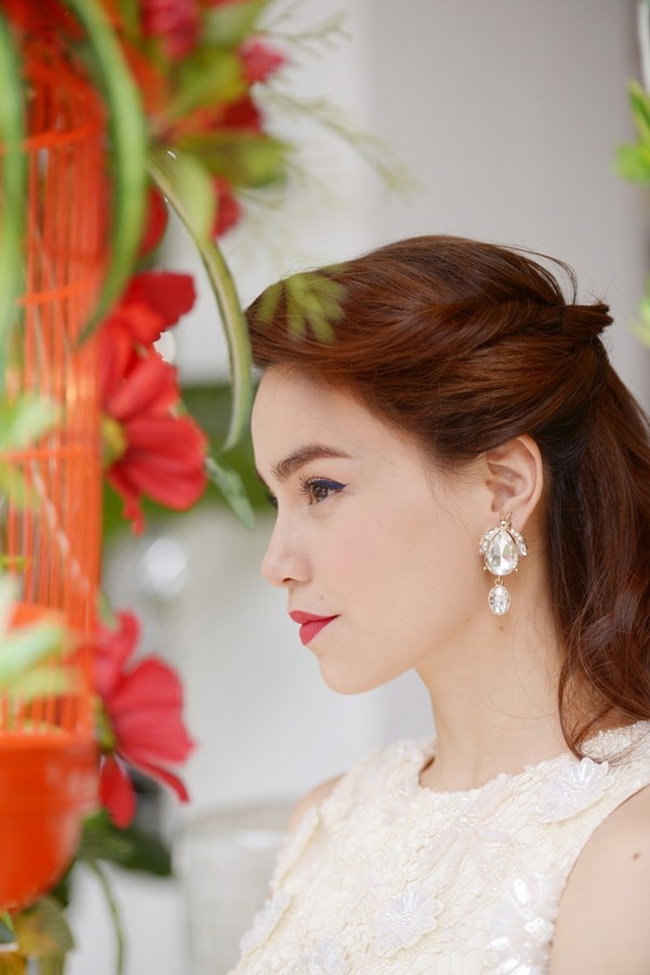 Hà Hồ đẹp như đóa hoa với thay đổi nhỏ khi make up
