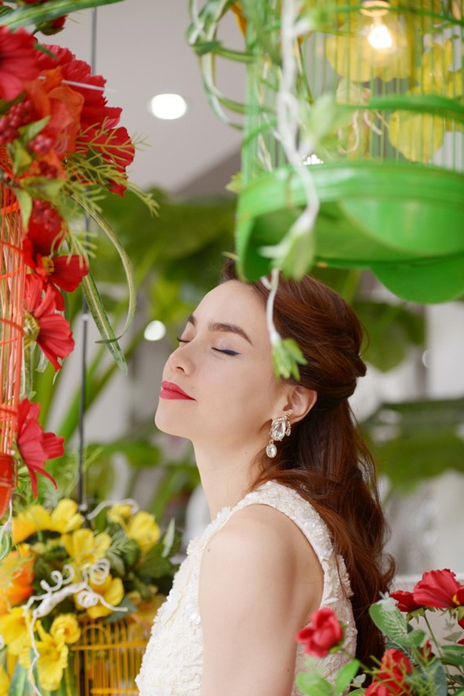Hà Hồ đẹp như đóa hoa với thay đổi nhỏ khi make up
