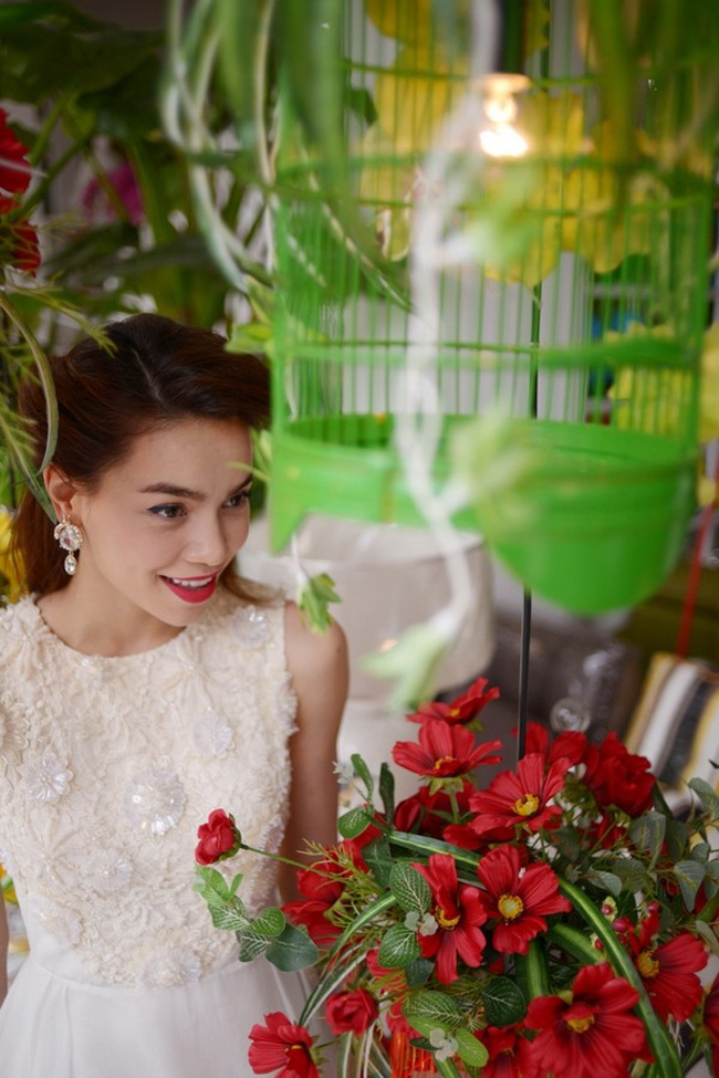 Hà Hồ đẹp như đóa hoa với thay đổi nhỏ khi make up