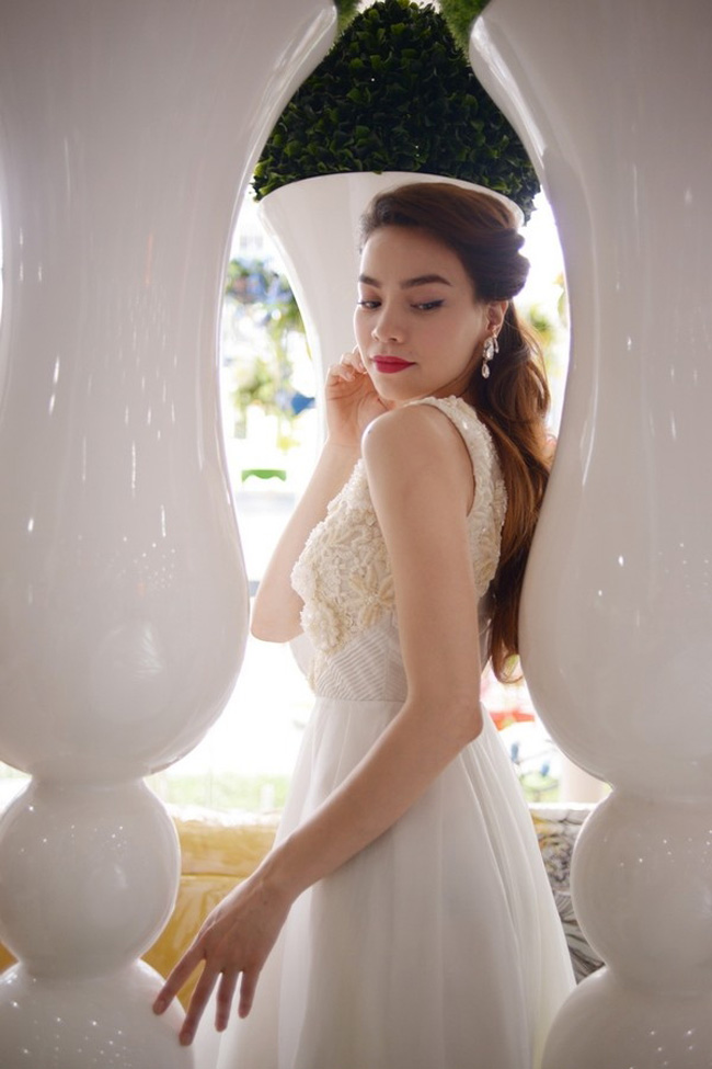 Hà Hồ đẹp như đóa hoa với thay đổi nhỏ khi make up
