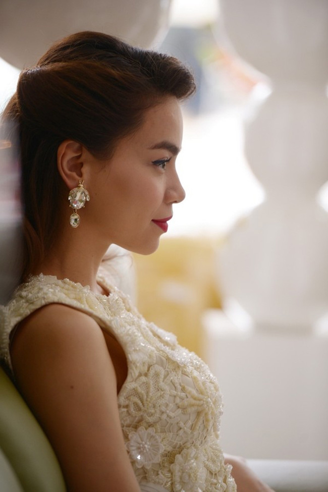Hà Hồ đẹp như đóa hoa với thay đổi nhỏ khi make up