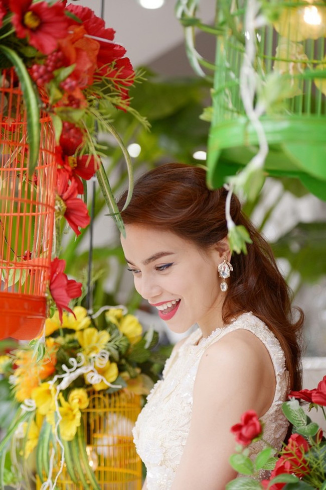 Hà Hồ đẹp như đóa hoa với thay đổi nhỏ khi make up