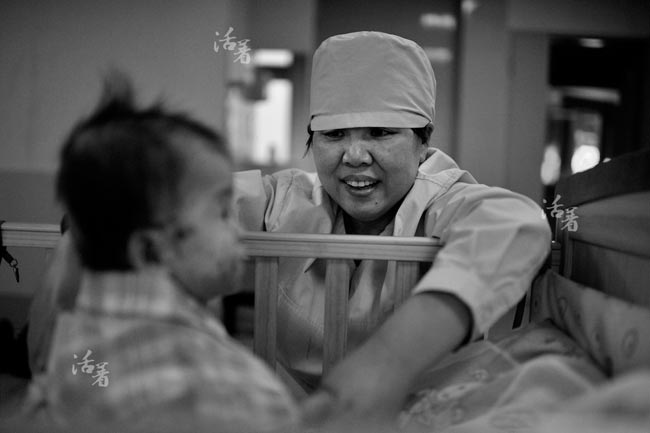 Xót xa em bé da bóng nước bị người thân bỏ rơi