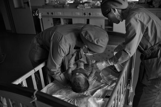 Xót xa em bé da bóng nước bị người thân bỏ rơi