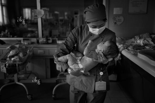 Xót xa em bé da bóng nước bị người thân bỏ rơi