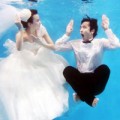 Thời trang - Giới trẻ Trung Quốc rộ trào lưu chụp ảnh cưới dưới nước