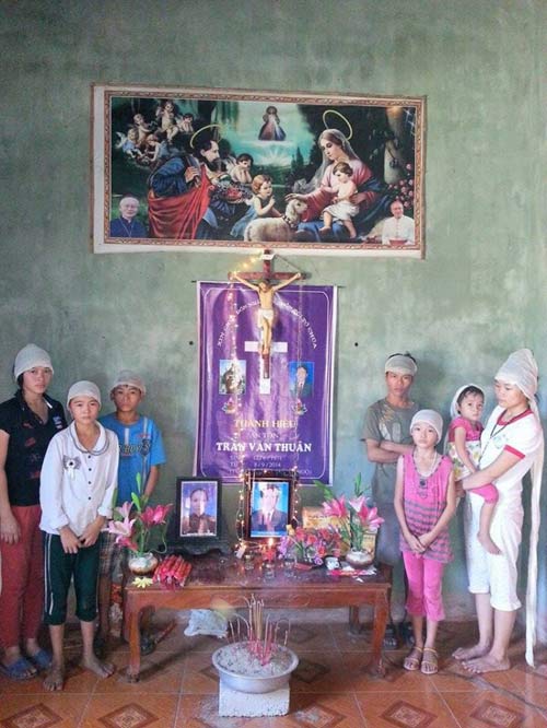 7 dua con tho mang khan tang tien bo sau ngay man tang me - 2