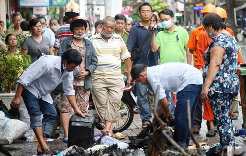 dang rao ban nha mo tim cho con, ca gia dinh chet chay - 2