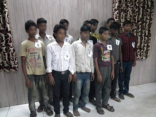 giai cuu 11 be trai an do khoi nha may boc lot suc lao dong - 1