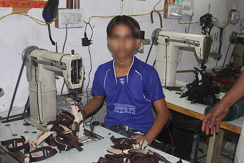 giai cuu 11 be trai an do khoi nha may boc lot suc lao dong - 4