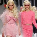 Thời trang - Búp bê Barbie "đổ bộ" sàn diễn của Moschino