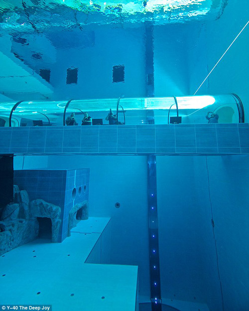 Choáng ngợp bể bơi sâu nhất thế giới - 1