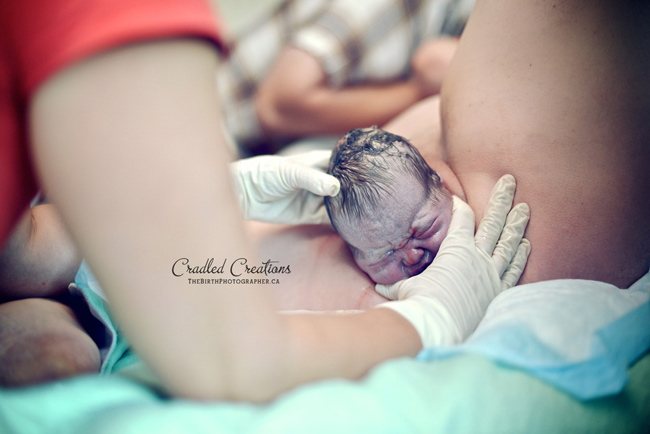 Những hình ảnh chân thực đến dữ dội khi bé lọt lòng mẹ