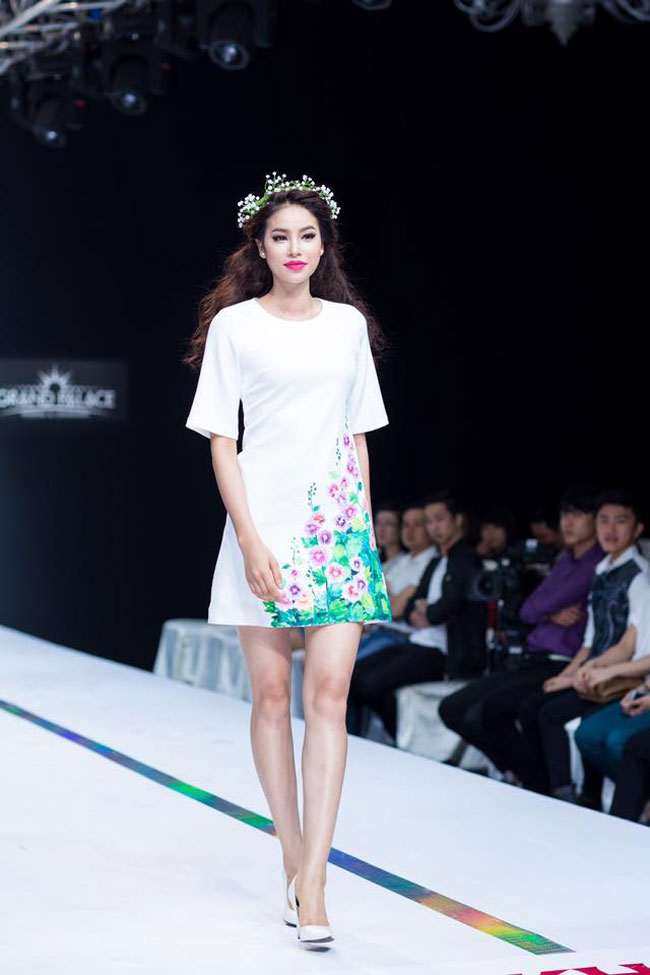 Phạm Hương tăng 5kg vẫn có vòng eo 60cm