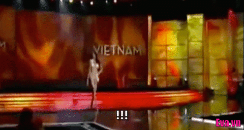 clip catwalk cua vo hoang yen bat ngo gay bao cong dong mang - 11