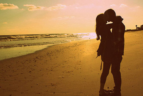 1292201857-1277354706-summer-love-couple-kiss-beach-boy-cute-25b24e6d9234730fad8eb6d02bfb0818_h-dep.jpg
